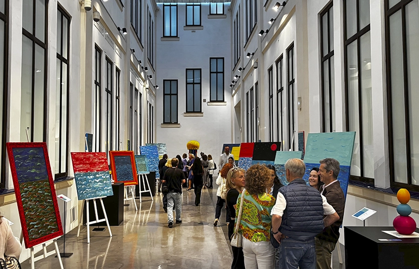 El Museo del Automóvil y la Moda de Málaga inaugura la exposición temporal “Mis ojos, mi mar” del artista Manu Garrido