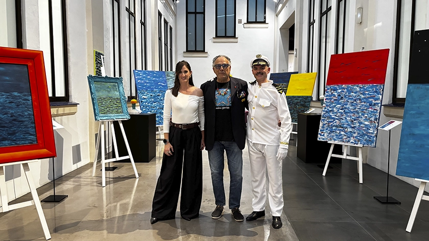 El Museo del Automóvil y la Moda de Málaga inaugura la exposición temporal “Mis ojos, mi mar” del artista Manu Garrido