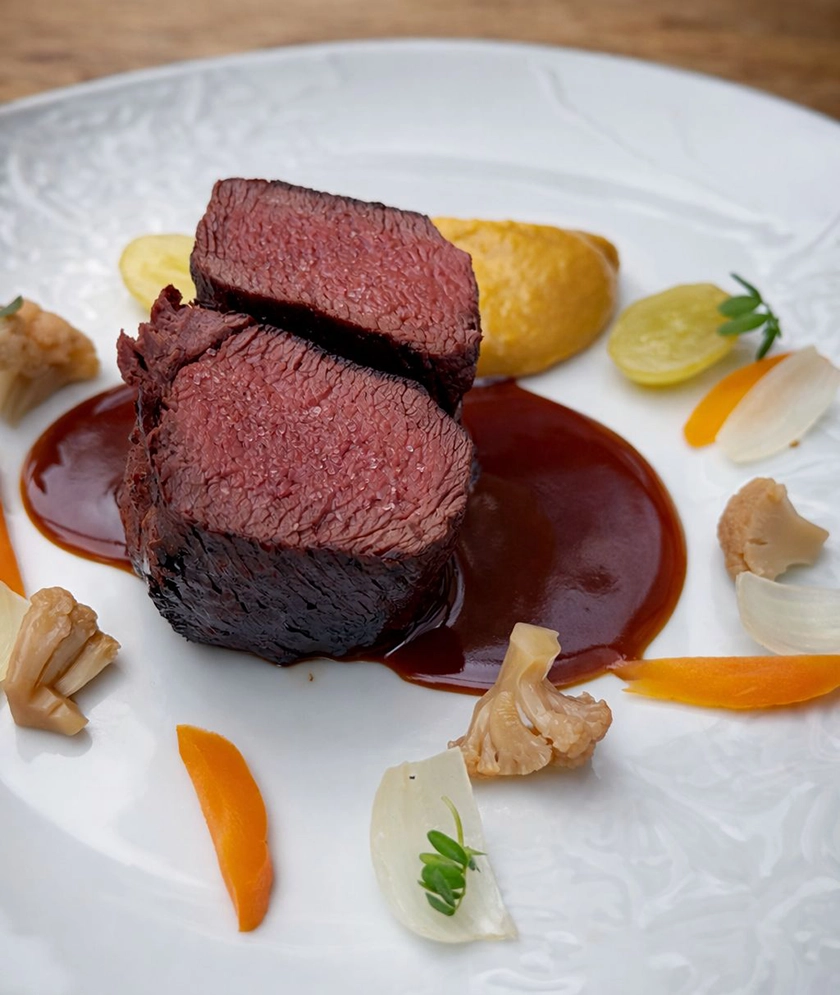 KOMA inicia una nueva etapa con Álex Marugán al frente de una cocina de brasas y producto serrano