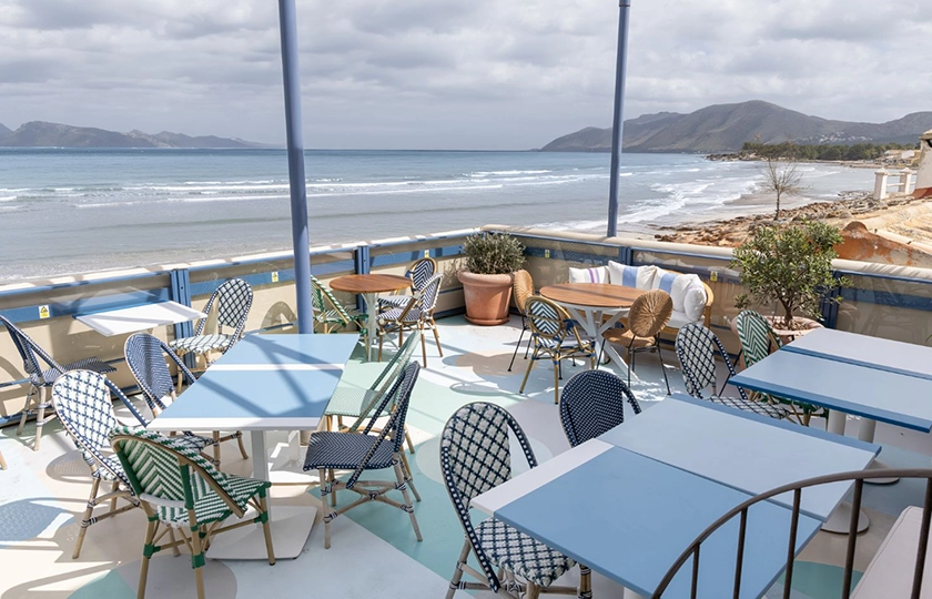 O96: Un Mediterráneo contemporáneo frente a la Bahía de Pollença.