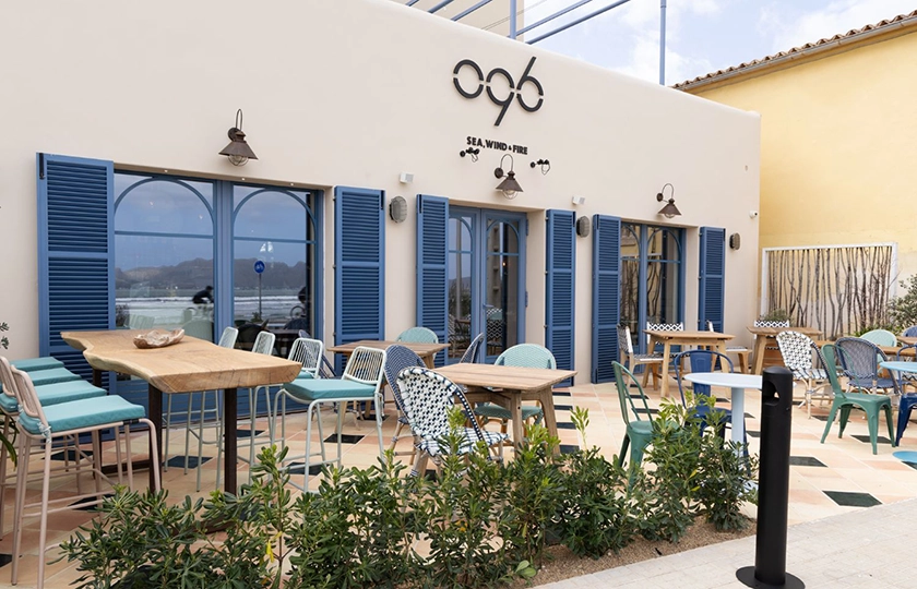 O96: Un Mediterráneo contemporáneo frente a la Bahía de Pollença.