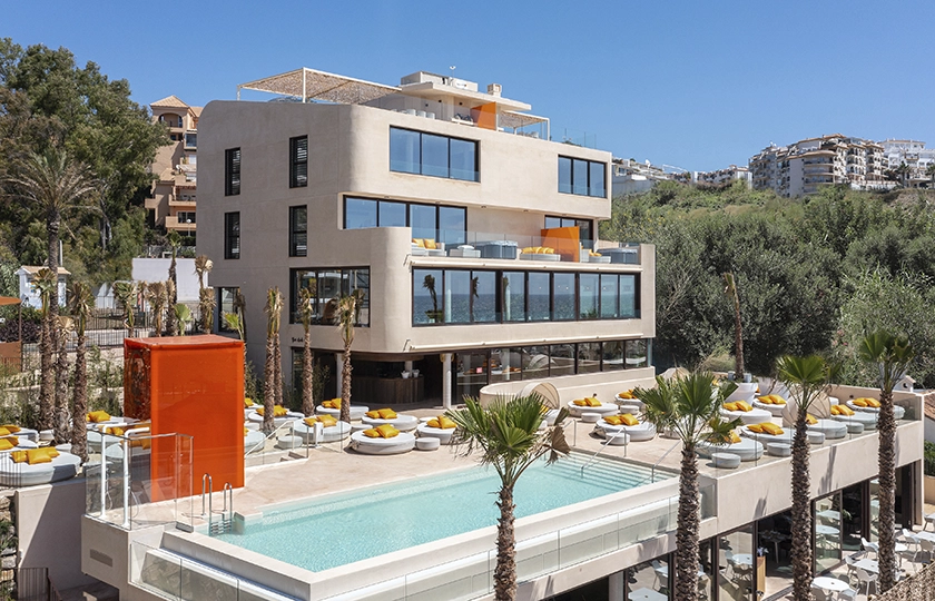 Higuerón The Beach Club evoluciona su concepto en la Costa del Sol con una propuesta gastronómica firmada por Diego Gallegos