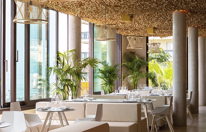 Higuerón The Beach Club evoluciona su concepto en la Costa del Sol con una propuesta gastronómica firmada por Diego Gallegos.