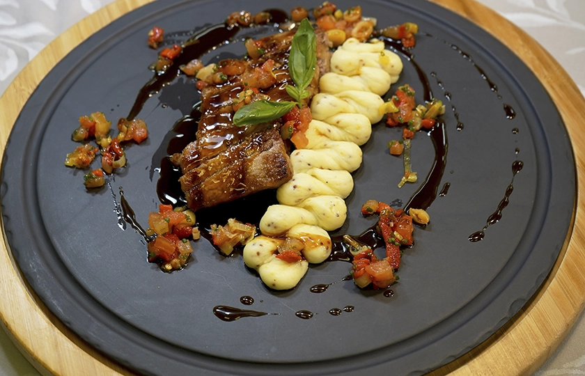La Brasserie Sorolla del Hotel Las Arenas refuerza su apuesta por el bienestar con una nueva carta diseñada junto a la nutricionista Laura Jorge.