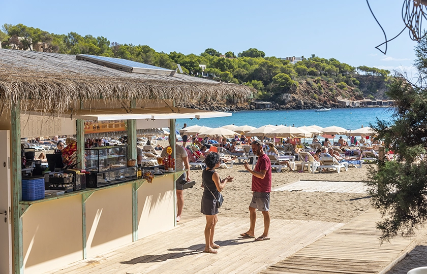 Santa Eulària Des Riu presenta su oferta de chiringuitos de playa para la temporada 2026