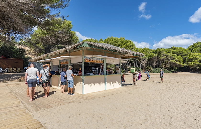 Santa Eulària Des Riu presenta su oferta de chiringuitos de playa para la temporada 2026