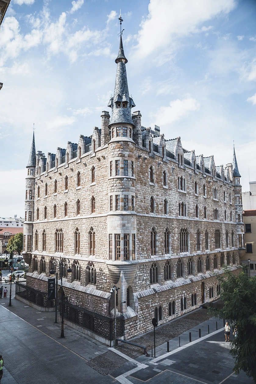 León reivindica el legado de Gaudí más allá de Cataluña con la presentación de su “Año Gaudí”