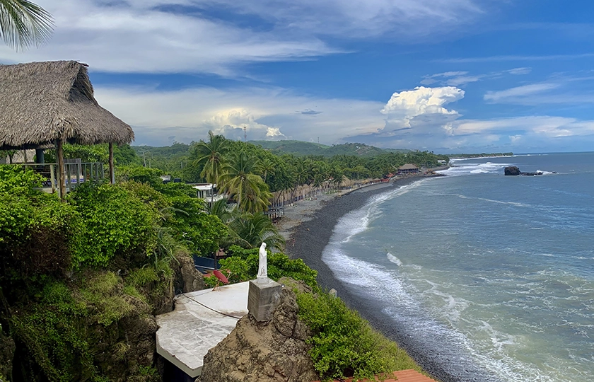 Cada año, este pequeño país centroamericano reúne a miles de surfistas de todo el mundo para disfrutar de sus grandiosas olas con el telón de fondo que dibujan majestuosos volcanes.