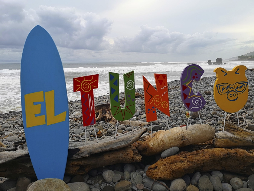 Every year, this small Central American country attracts thousands of surfers from all over the world, who come to enjoy its magnificent waves against a backdrop of majestic volcanoes.