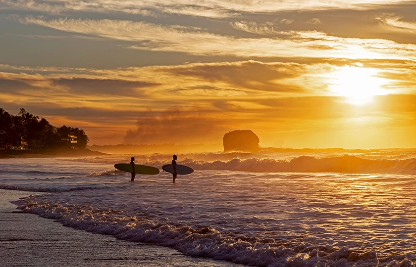 Every year, this small Central American country attracts thousands of surfers from all over the world, who come to enjoy its magnificent waves against a backdrop of majestic volcanoes.