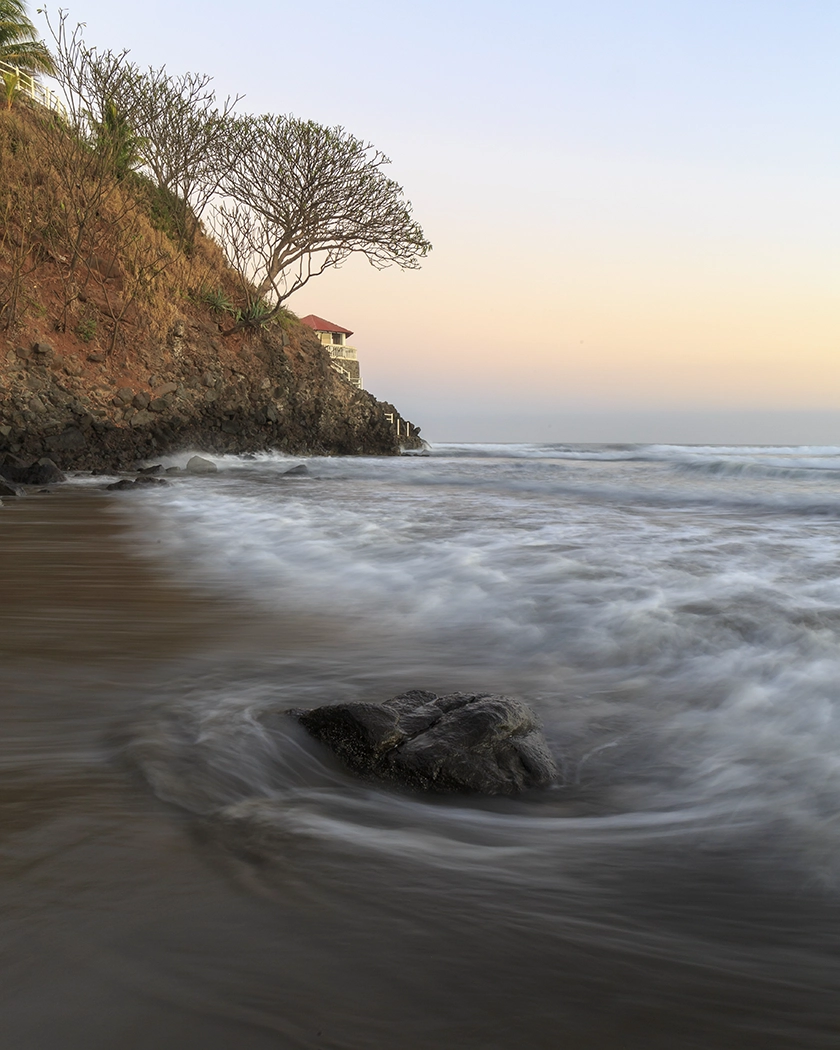 Every year, this small Central American country attracts thousands of surfers from all over the world, who come to enjoy its magnificent waves against a backdrop of majestic volcanoes.