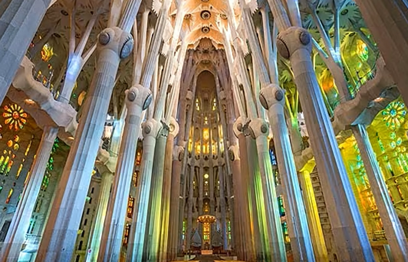 Barcelona (España) establece límite anual para un turismo más sostenible.