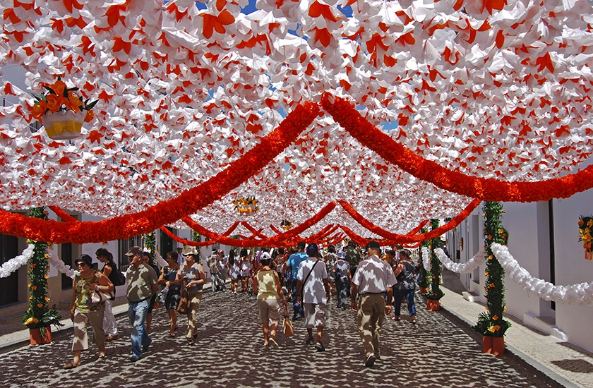Un millón de flores de papel visten Campo Maior en su celebración más emblemática