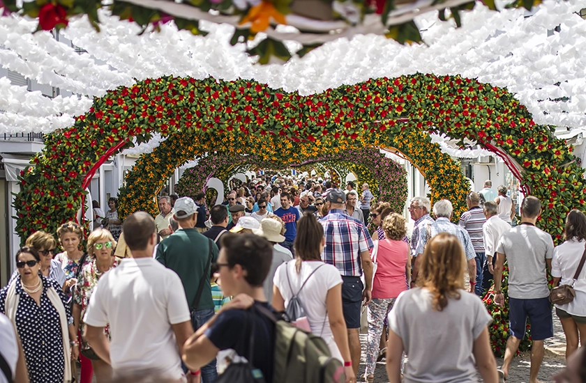 Un millón de flores de papel visten Campo Maior en su celebración más emblemática