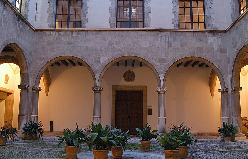 Ruta por los Patios de Palma, una de las expresiones más singulares de la arquitectura mediterránea.
