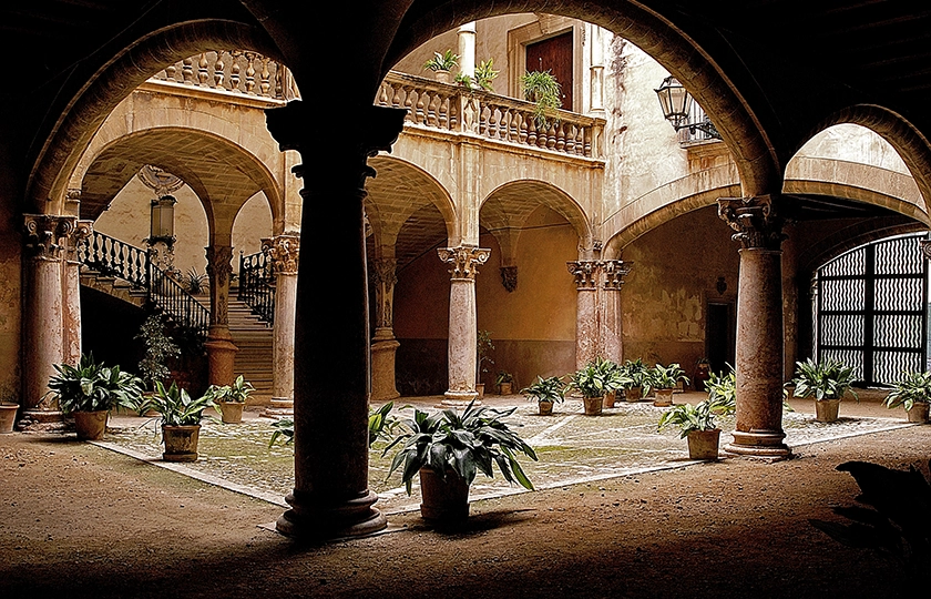 Ruta por los Patios de Palma, una de las expresiones más singulares de la arquitectura mediterránea.