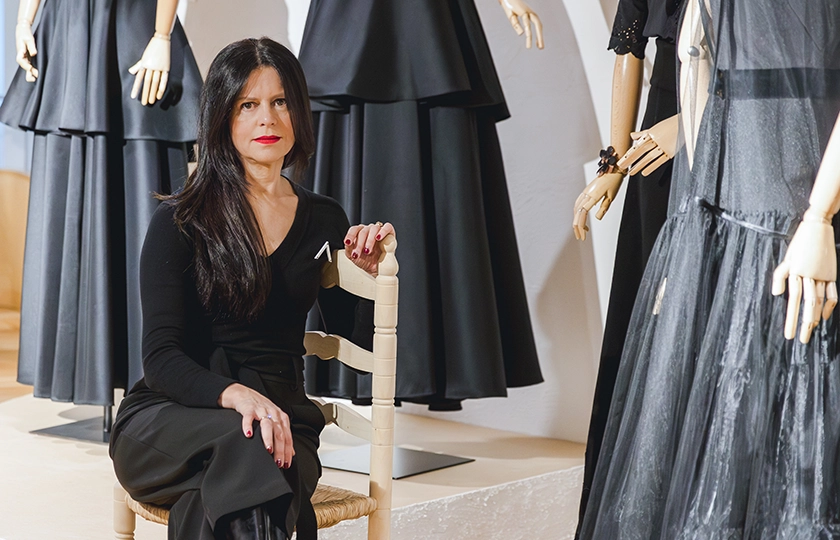 Pilar Dalbat protagoniza de la mano de Fundación Caja Rural Granada la exposición que la sitúa frente a Fortuny, Balenciaga o Pertegaz en el Museo del Automóvil y la Moda de Málaga