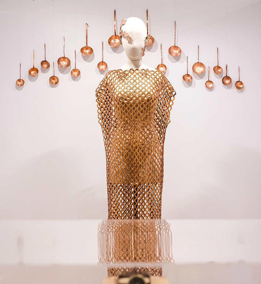 Pilar Dalbat protagoniza de la mano de Fundación Caja Rural Granada la exposición que la sitúa frente a Fortuny, Balenciaga o Pertegaz en el Museo del Automóvil y la Moda de Málaga