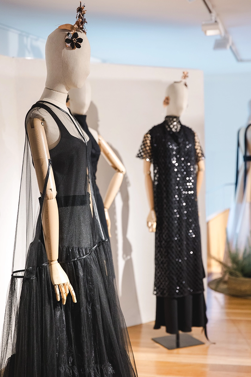 Pilar Dalbat protagoniza de la mano de Fundación Caja Rural Granada la exposición que la sitúa frente a Fortuny, Balenciaga o Pertegaz en el Museo del Automóvil y la Moda de Málaga