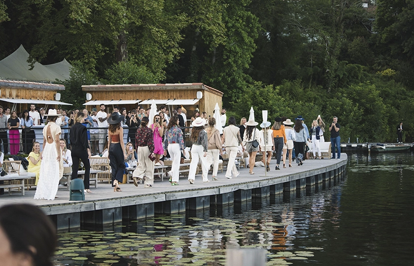 Brindos prolonga el verano con un evento de moda junto al lago y estrena retiros de bienestar