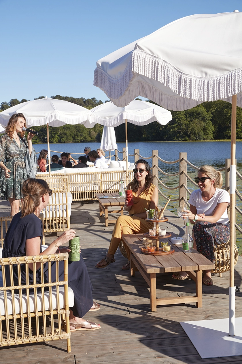 Brindos prolonga el verano con un evento de moda junto al lago y estrena retiros de bienestar