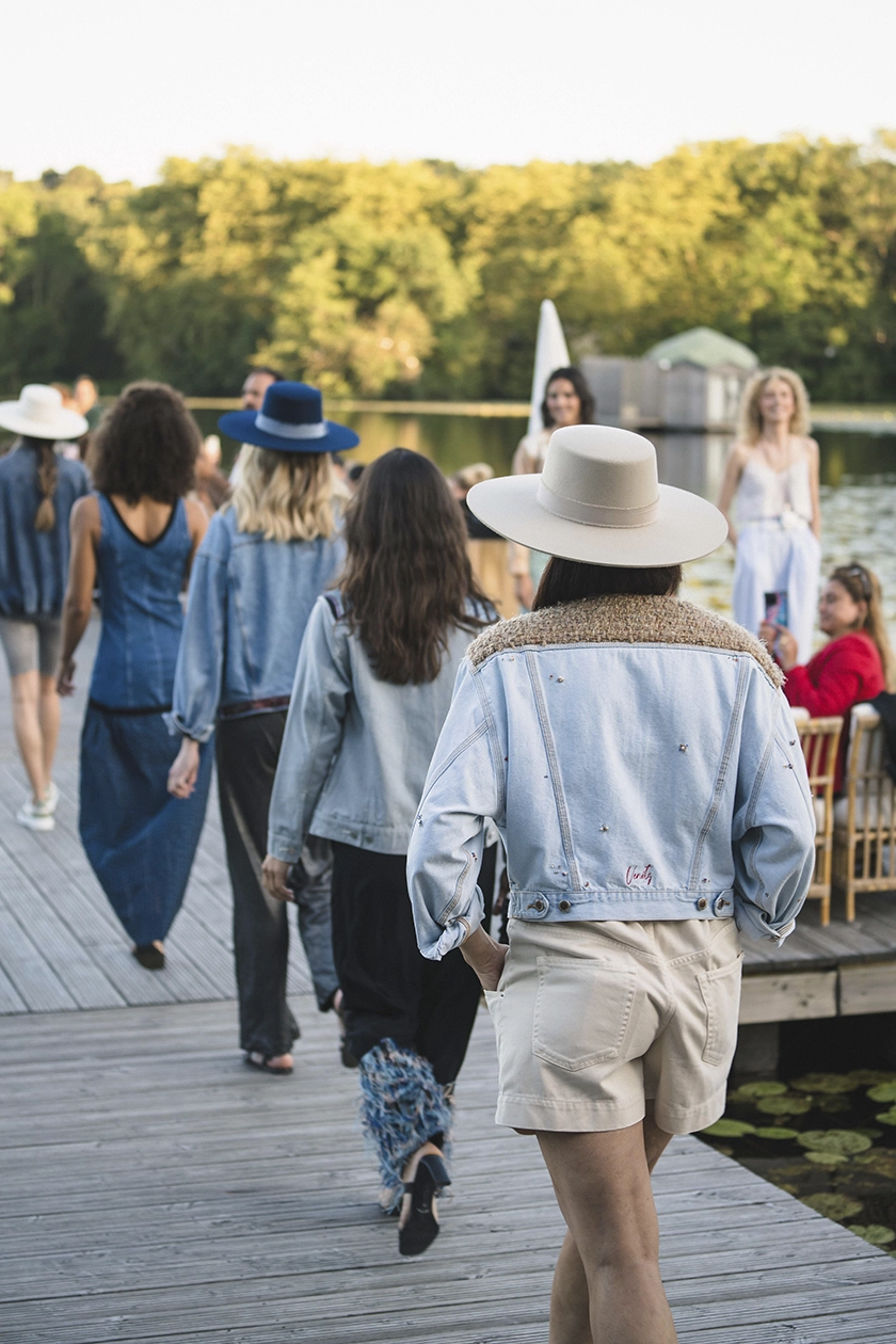 Brindos prolonga el verano con un evento de moda junto al lago y estrena retiros de bienestar