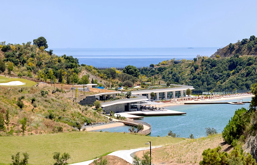 Le Max El Lago Club afronta su primer verano con una propuesta que integra bienestar, deporte y vida social