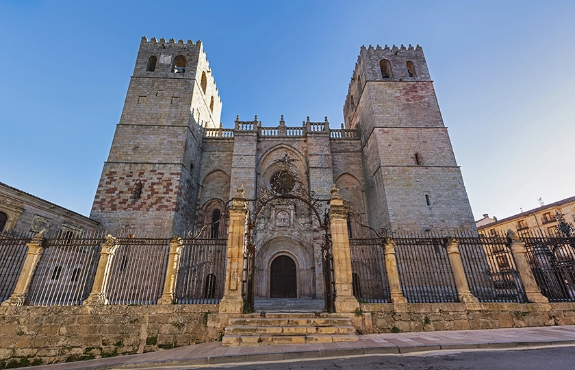 UNA CATEDRAL PARA ORAR Y PARA DEFENDER LA CIUDAD