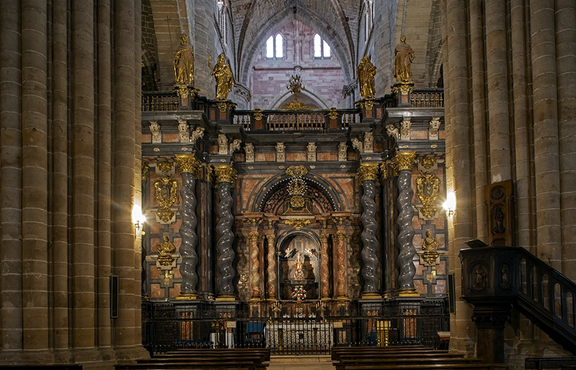 UNA CATEDRAL PARA ORAR Y PARA DEFENDER LA CIUDAD