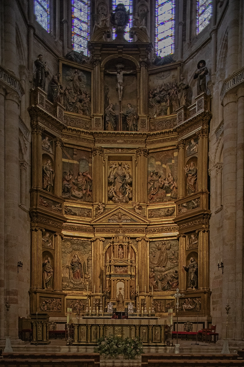 UNA CATEDRAL PARA ORAR Y PARA DEFENDER LA CIUDAD