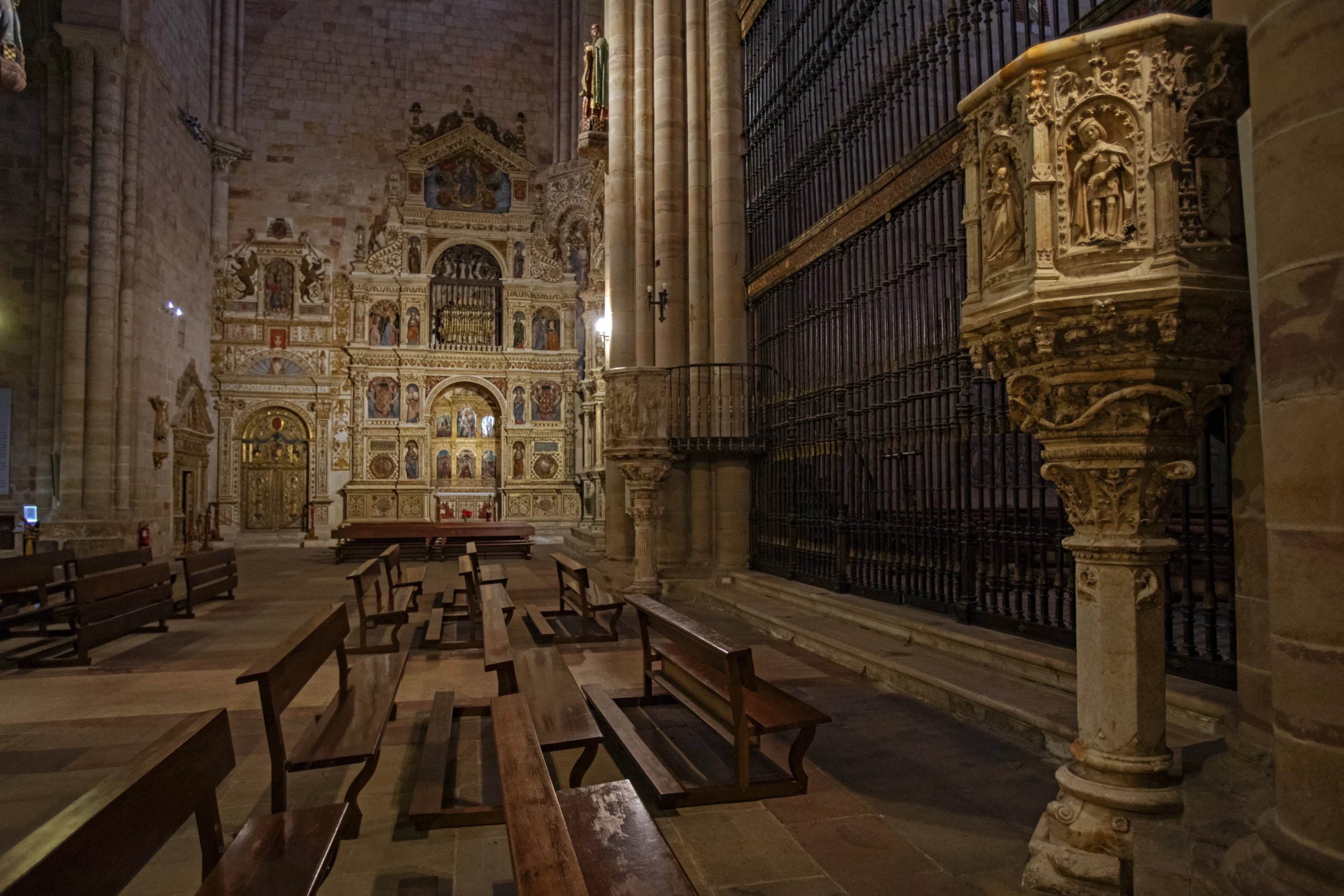 UNA CATEDRAL PARA ORAR Y PARA DEFENDER LA CIUDAD