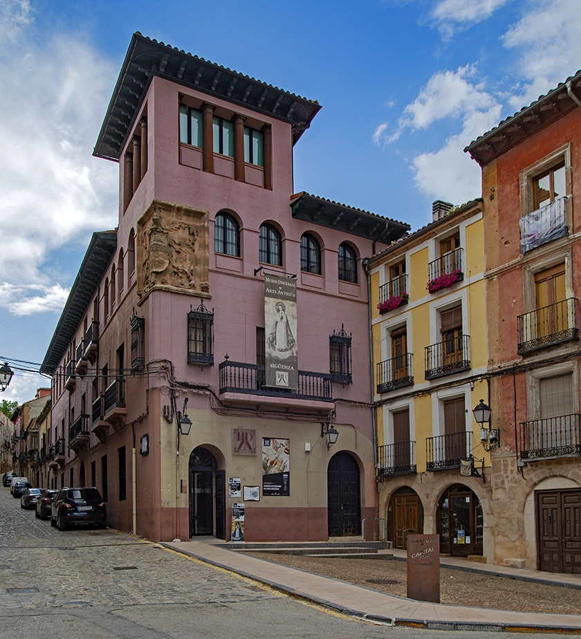 UNA CATEDRAL PARA ORAR Y PARA DEFENDER LA CIUDAD