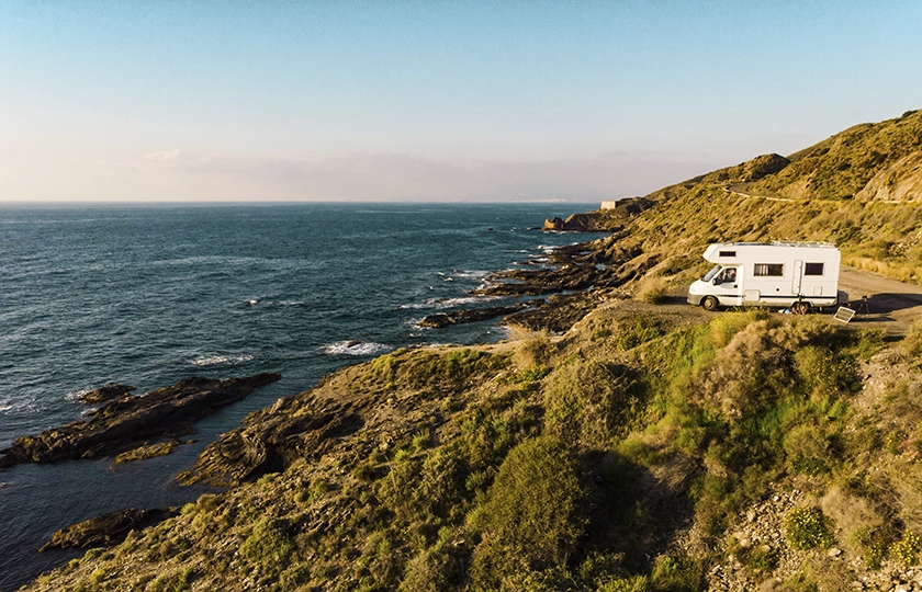 Septiembre cambia el ritmo del verano: Málaga y Marsella, dos destinos para viajar en camper por menos de 100 euros la noche